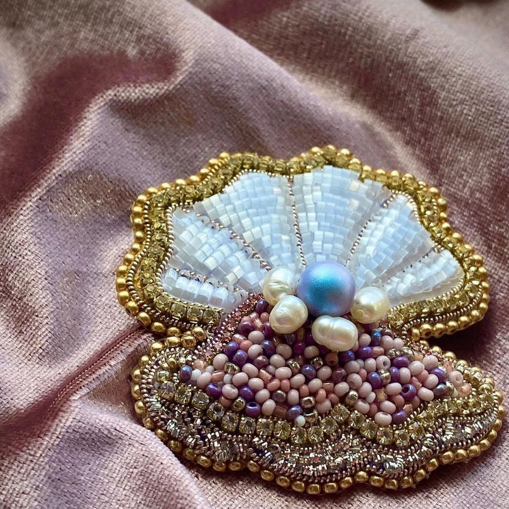 Sea snail with pearl